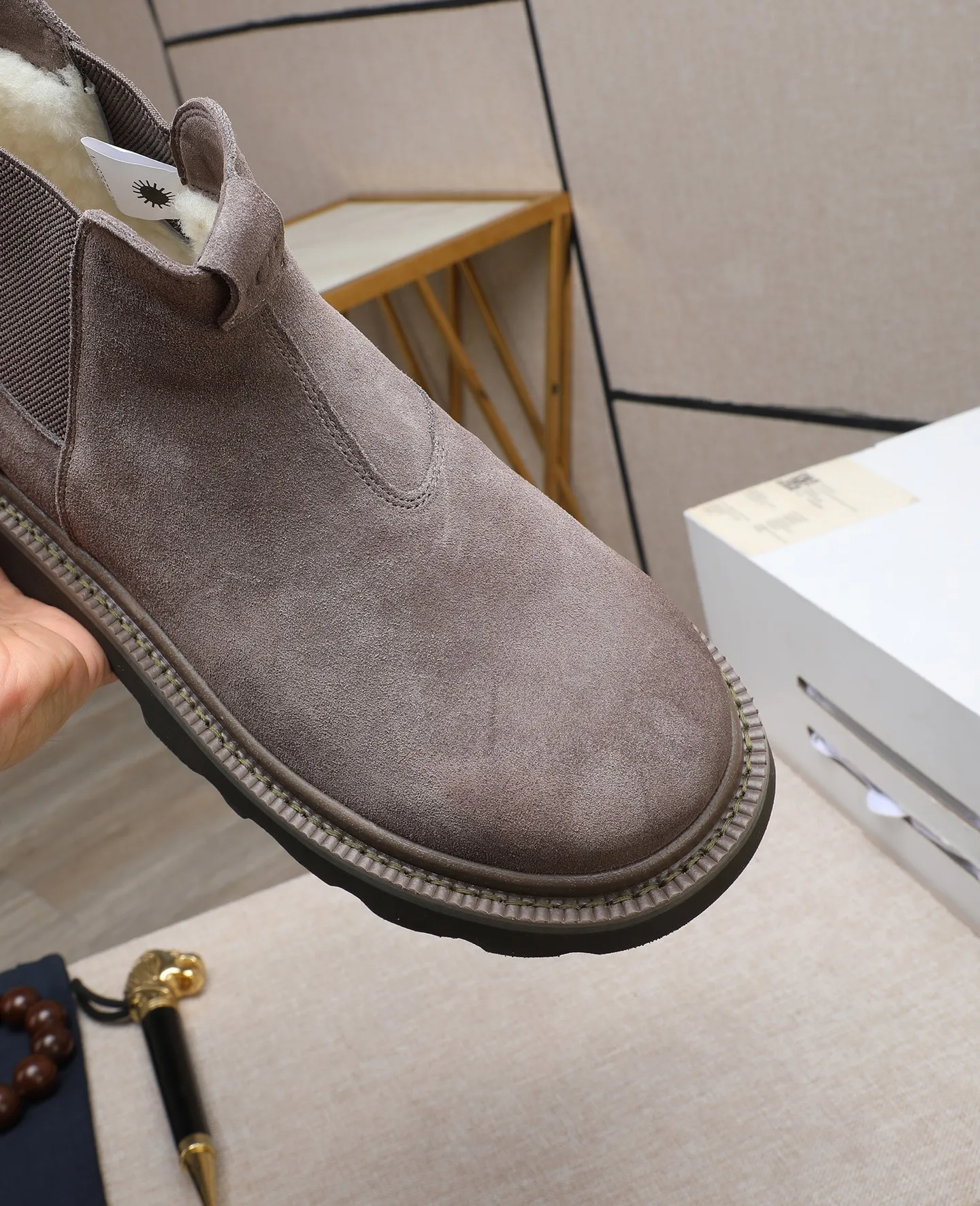 Men's shoes 💰640 (full genuine wool lining, 10% off for fake ones) Please pay attention to the quality of the original item and compare the thickness of the wool 🏮🏮 Popular UGG men's shoes from Australia's warm luxury brand, the official website is synchronized, Beckham men's style..., made of imported first-layer waxed cowhide, waxed toe cap, Australian real wool velvet lining Carefully sewn...Imported rubber Martin boots outsole (comfortable, soft, wear-resistant) The quality is really great...Exquisite workmanship, you won't be able to put it down at first sight, size 39-44 (customized in 45)
